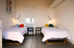 ein Krankenhauszimmer mit 2 Betten und weißen Decken in der Unterkunft Harbour Sleep in Neksø