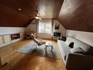 een woonkamer met een bank en een stoel bij Cozzy apartment in nature in Zagreb