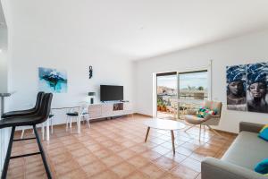 sala de estar con sofá y mesa en Algarve Golden Properties: Casa da Galé, en Lagos