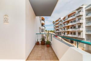 balcón de un edificio con piscina en Algarve Golden Properties: Casa da Galé, en Lagos