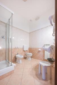 uma casa de banho com um chuveiro, um WC e um lavatório. em Affittacamere Berzi em Trieste