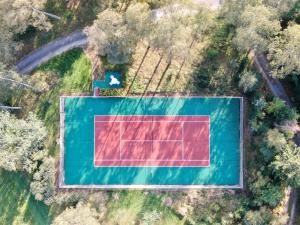 una vista aérea de una pista de tenis en un campo en Villa Mustikka en Tammisaari