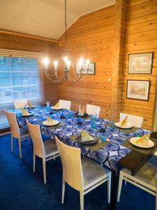 Villa Mustikka في تامساري: غرفة طعام مع طاولة وكراسي طويلة
