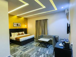 una camera d'albergo con un letto e un divano di Residency Hotel Lekki Phase 1 a Lekki