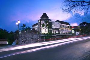 a large building with a street in front of it at Neo Denpasar by ASTON in Denpasar