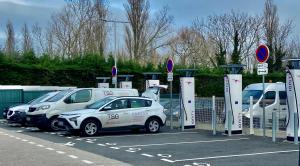 un par de autos estacionados en un estacionamiento en Holiday Inn Calais Coquelles, an IHG Hotel en Coquelles