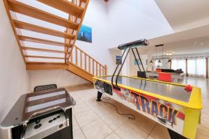 een recreatieruimte met een tafeltennistafel bij Villa Flavia - Private Pool, Jacuzzi, BBQ and Game Room By Lanzarote Vacation Homes in Playa Blanca +74 foto's