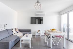 - un salon avec un canapé et une table dans l'établissement NEW JOLIETTE Comfortable Apartment well located with private parking, à Marseille