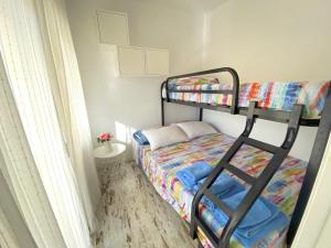 - une petite chambre avec des lits superposés et une échelle dans l'établissement Hermoso Apartamento Vintage, à Cambrils