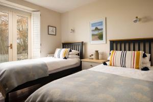 A bed or beds in a room at Castle View Cottage
