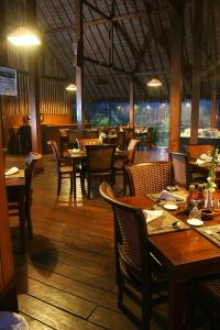 Restaurant o un lloc per menjar a Kampung Sampireun Resort & Spa