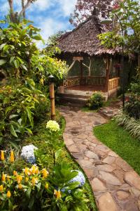 Jardí fora de Kampung Sampireun Resort & Spa