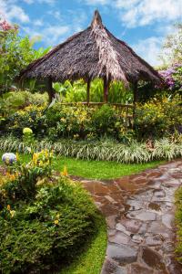 Jardí fora de Kampung Sampireun Resort & Spa