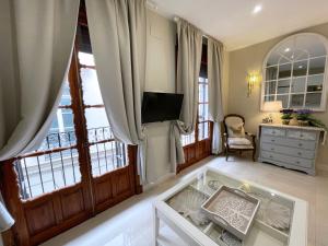 Il comprend un salon doté d'une télévision et d'une fenêtre. dans l'établissement Apartamento Arquillo de la Plata, à Séville