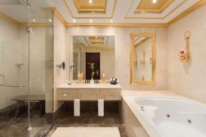 Ένα μπάνιο στο Grand Regency Doha, Trademark Collection by Wyndham