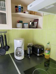 Gîte Milly - 2 studios en coeur de ville的厨房或小厨房