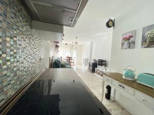 a kitchen with a counter top in a room at Hermoso Apartamento Vintage in Cambrils