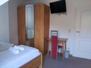 Ein Bett oder Betten in einem Zimmer der Unterkunft Gästehaus Helbighof