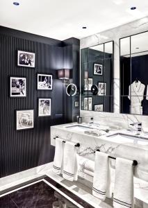 baño con lavabo grande y espejo en Vakko Hotel and Residence en Estambul