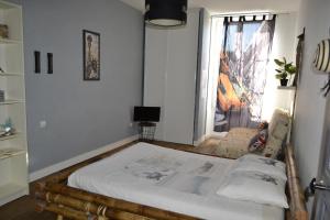 1 dormitorio con 1 cama en una habitación con ventana en Belle chambre d'hôte pour 2 à 4 PERSONNES, en Chef-Boutonne