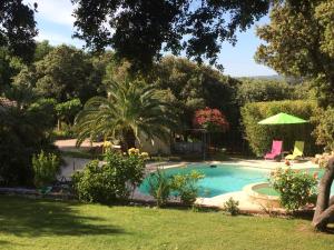 una piscina en un patio con árboles en Santolines en Provence en Piolenc