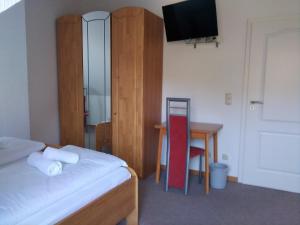 Ein Bett oder Betten in einem Zimmer der Unterkunft Gästehaus Helbighof