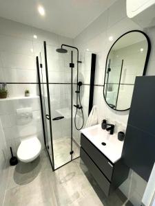 y baño con ducha, aseo y lavamanos. en Kupinica Apartment, en Vinišće