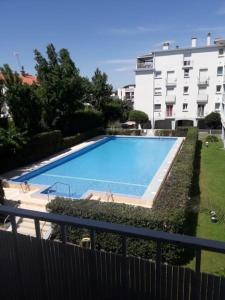 Bazén v ubytovaní Logement tout neuf avec piscine et bord de mer alebo v jeho blízkosti