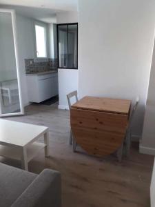 Posedenie v ubytovaní Logement tout neuf avec piscine et bord de mer + 4 fotografie