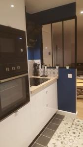 Kuchyňa alebo kuchynka v ubytovaní Logement tout neuf avec piscine et bord de mer