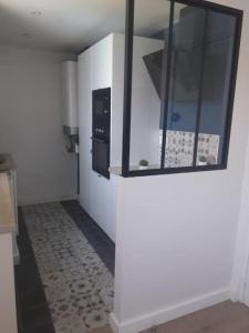 Kuchyňa alebo kuchynka v ubytovaní Logement tout neuf avec piscine et bord de mer
