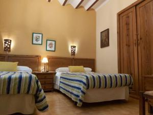 a hotel room with two beds at Apartamentos Tío José María in Hinojares