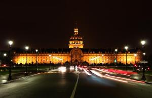 パリにあるStudio near UNESCO - Invalidesの夜間のドームのある大きな建物