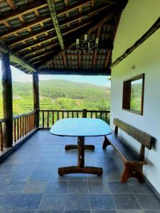 une table et un banc sur un balcon avec vue dans l'établissement Quintinha d´Amélia, à Celorico de Basto 14 autres photos