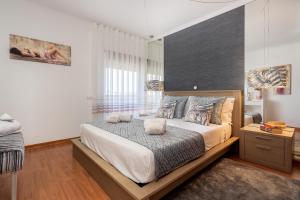 um quarto com uma cama grande num quarto em Sea La Vie Beach & Golf Apartment em Lagos