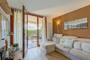 Posezení v ubytování The Peace Of The Lake - Happy Rentals + 17 fotografií