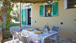 a table and chairs in front of a house at Miralunga Villetta Gialla in Lerici