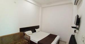 Un pat sau paturi într-o cameră la Kumbh Prayag Guest House By WB Inn