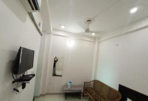 Televízia a/alebo spoločenská miestnosť v ubytovaní Kumbh Prayag Guest House By WB Inn