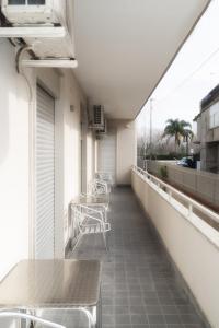 - un balcon avec des chaises et des tables dans un bâtiment dans l'établissement B&B Porta Roma, à Capua