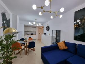 un soggiorno con divano blu e tavolo di Apartamento Luz del Mediterraneo Garrucha a Garrucha