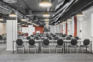 een grote kamer met tafels en stoelen erin bij Best Western ToRVEhallerne in Vejle