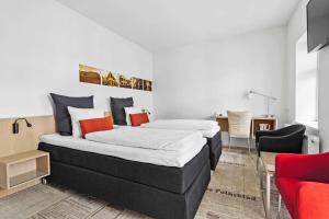 een hotelkamer met twee bedden en een bureau bij Best Western ToRVEhallerne in Vejle +37 foto's