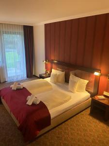 Hotel Villa Sophia في فارندورف: غرفة نوم بسرير كبير في غرفة الفندق