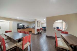 A kitchen or kitchenette at Comfort Suites Red Bluff near I-5