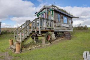 ein Spielhaus auf einem Feld in der Unterkunft 2 x Double Bed Glamping Wagon in Dalby Forest in Scarborough