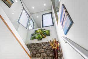 uma escadaria com clarabóias e janelas numa casa em Casa da Praia, 2min de la PLAGE, hyper centre em Machico