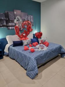 um quarto com uma cama com balões vermelhos em Rosy's Rooms em Patrica