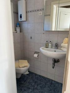 Koupelna v ubytování Kapitän Ahab im Haus Käpt'n Andresen + 27 fotografií