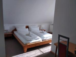 Ein Bett oder Betten in einem Zimmer der Unterkunft Gästehaus Helbighof
